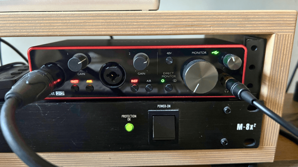 to show the front panel of the focusrite scarlett 2i2