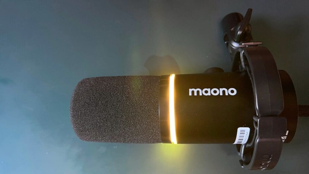 The Maono PD200X LED light on yellow