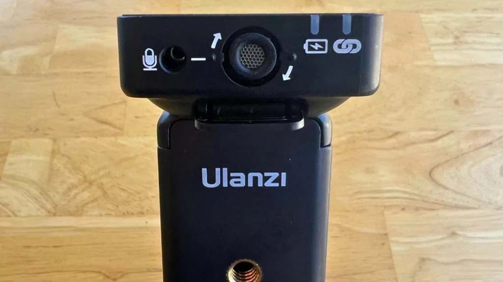 a look at the built in microphone on the rode wireless go 2. It's clipped into a Ulanzi cold shoe