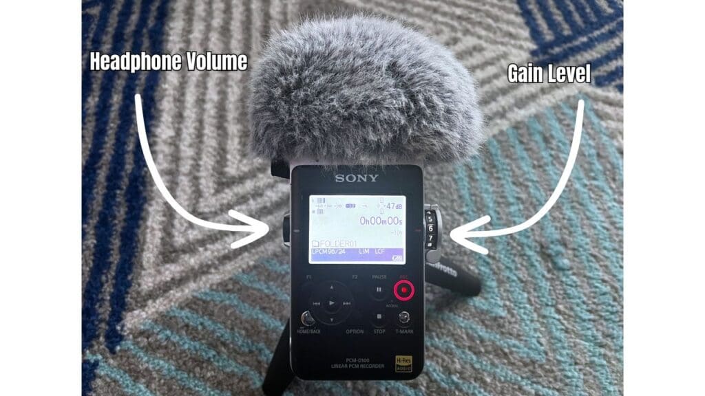 The gain knob and the volume knob on the sony pcm d100. There's arrows drawn to show which is which.