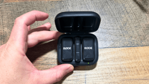 to show what's inside the case of the rode wireless micro